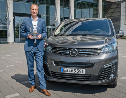Šéf automobilky Opel Michael Lohscheller převzal ocenění „Mezinárodní dodávka roku“ pro nový Opel Vivaro-e