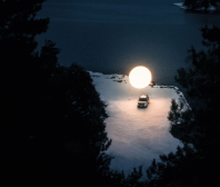 Světelná instalace v Norsku: Kia EV9 svítí na východ slunce