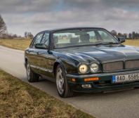Jaguar XJR je naprosto dokonalý vůz, který nutně potřebuje každý nadšenec do aut. Úplná past to není, nepřijde ani draho, ale ta spotřeba…