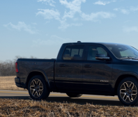 Stellantis uvede na evropský trh elektrický pickup Ram 1500 REV jako konkurenta Fordu F-150 Lightning