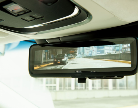 Digitální zpětné zrcátko Lexusu vidí i přes hlavy cestujících