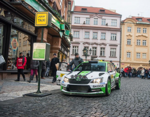 Zákazníci taxi mohli v pražských ulicích vyzkoušet jízdu závodním speciálem ŠKODA FABIA R5 pilotovaným českým šampiónem