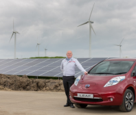 Závod vyrábějící elektromobily Nissan LEAF je napájen energií ze solární farmy