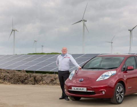 Závod vyrábějící elektromobily Nissan LEAF je napájen energií ze solární farmy