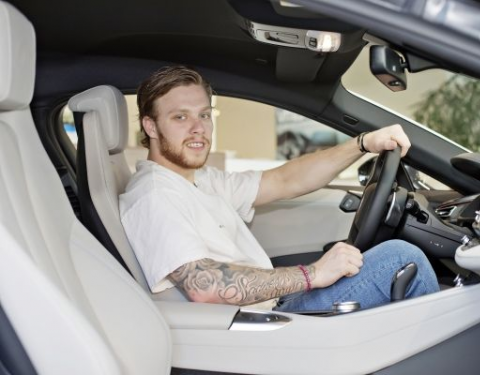 David Pastrňák bude o prázdninách jezdit plug-in hybridním sportovním vozem BMW i8